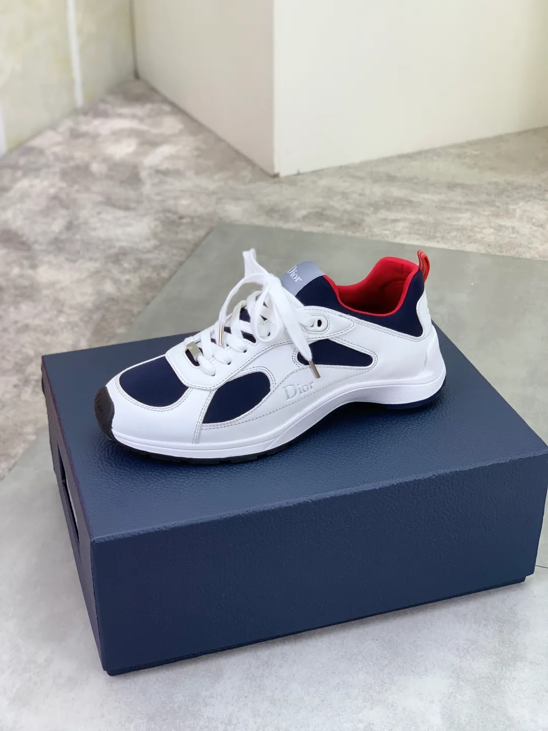 Men's shoes 💰P560 The new DIOR Dior sneakers are carefully made of black grained first-layer cowhide, embellished with the same color Dior Gravity embossed effect, which is exquisite and extraordinary. The interior is made of the same color sheep lining, which is soft and comfortable. Complete with original custom multi-color mohair wide laces and matte black-finished brass eyelets, the tonal rubber sole is embellished with the Oblique pattern, and the contrasting Dior 30 Avenue Montaigne logo on the rear tail adds style to the casual look. Size: 35-45 for men and women Color: 3️⃣ colors available
